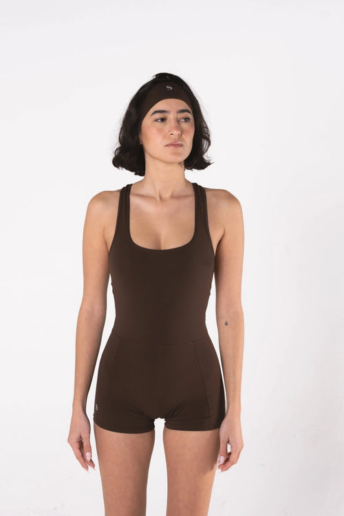 Femme portant le Bandeau LESS Activewear minimaliste pendant le sport, design fin et épuré