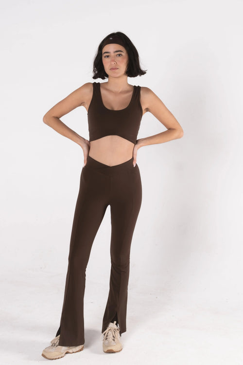 Femme portant la Brassière Flow LESS Activewear, conçue pour les poitrines généreuses